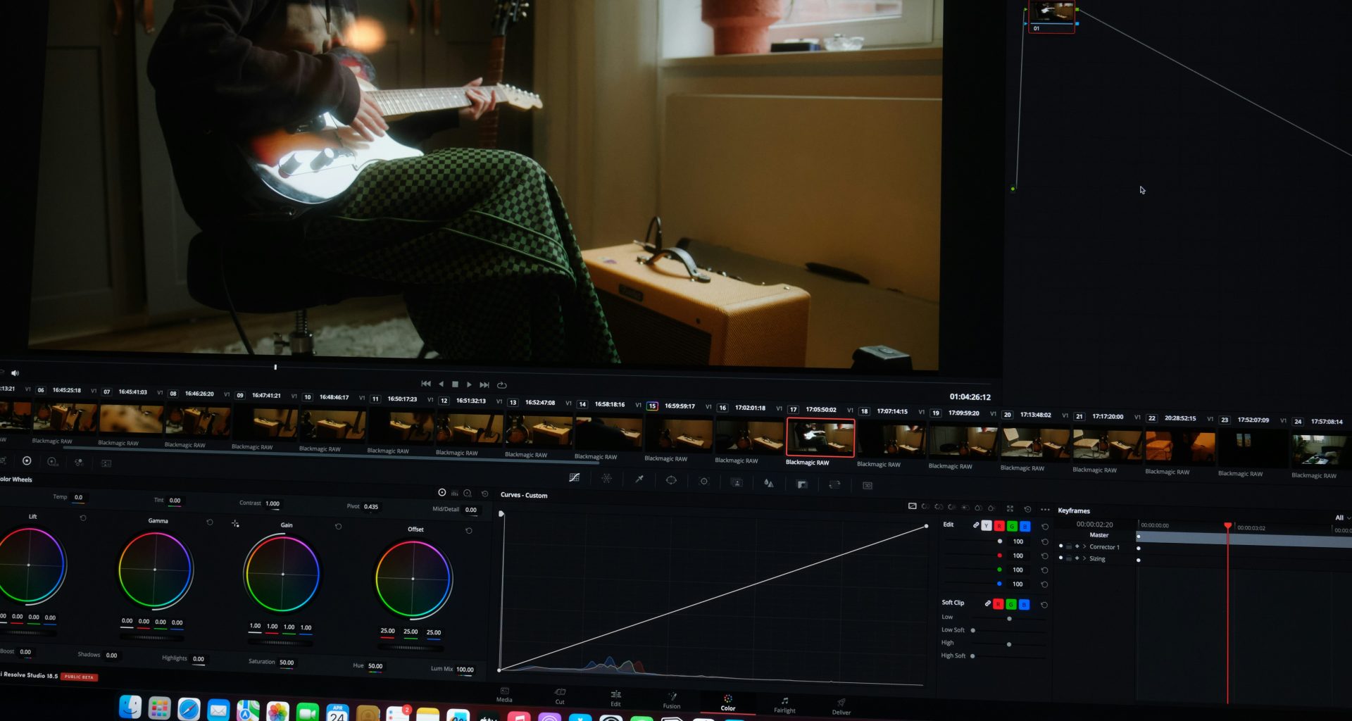 ein-computerbildschirm-der-einen-mann-zeigt-der-auf-einem-stuhl-sitzt-zEabW3zTygc