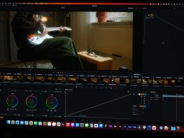ein-computerbildschirm-der-einen-mann-zeigt-der-auf-einem-stuhl-sitzt-zEabW3zTygc
