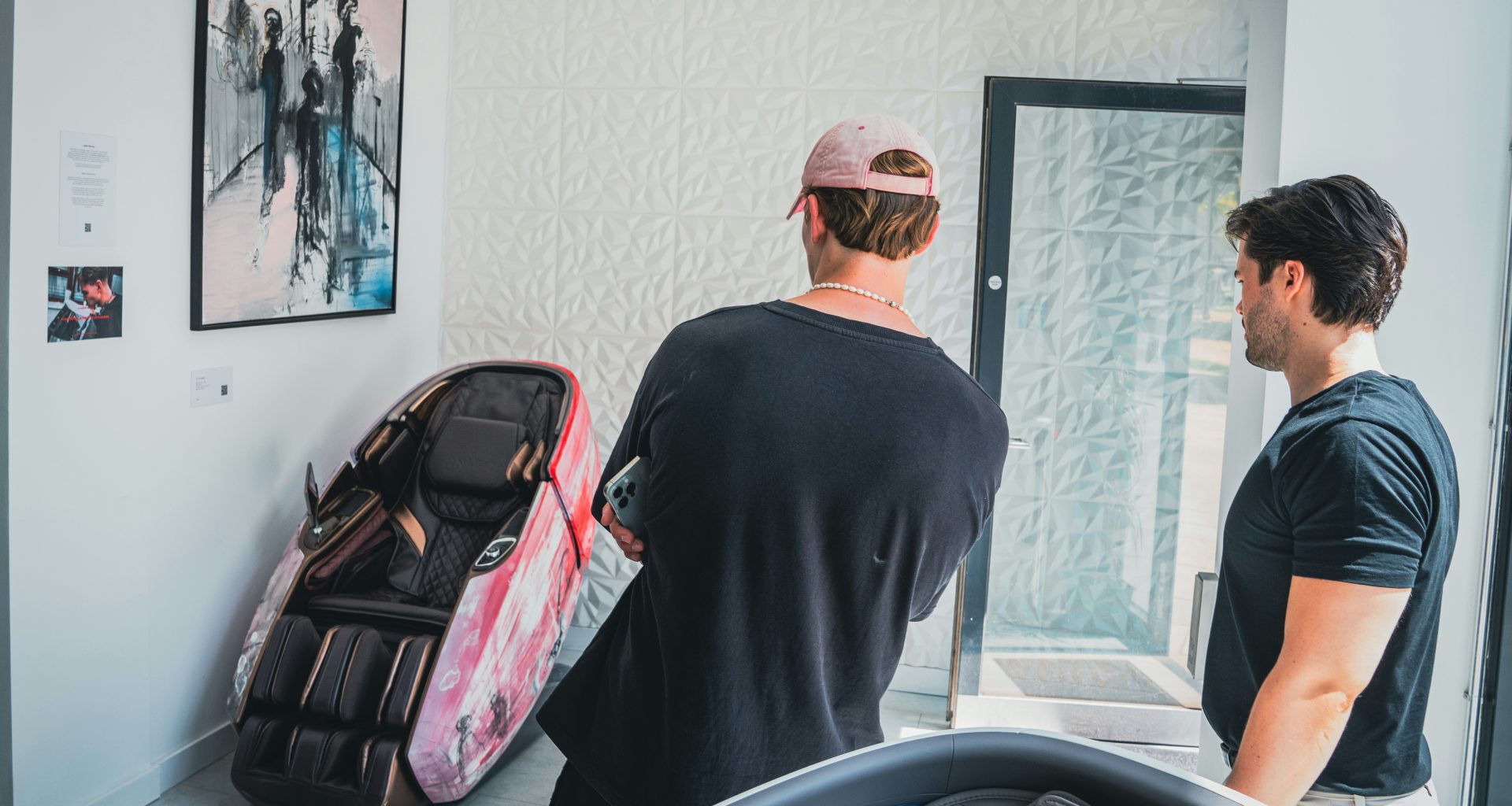 ein-paar-manner-die-nebeneinander-stehen-ZDwE7FMHDNo