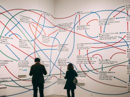 ein-paar-leute-stehen-vor-einer-wand-OWkXt1ikC5g