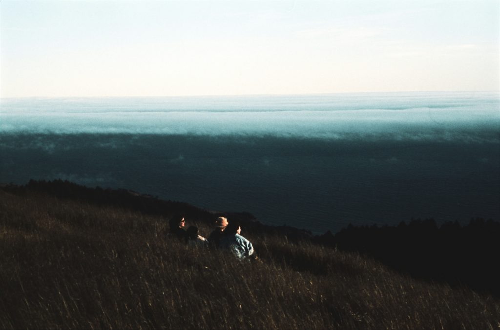 ein-paar-leute-die-im-gras-stehen-ecc6hKTK-2g