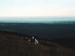 ein-paar-leute-die-im-gras-stehen-ecc6hKTK-2g