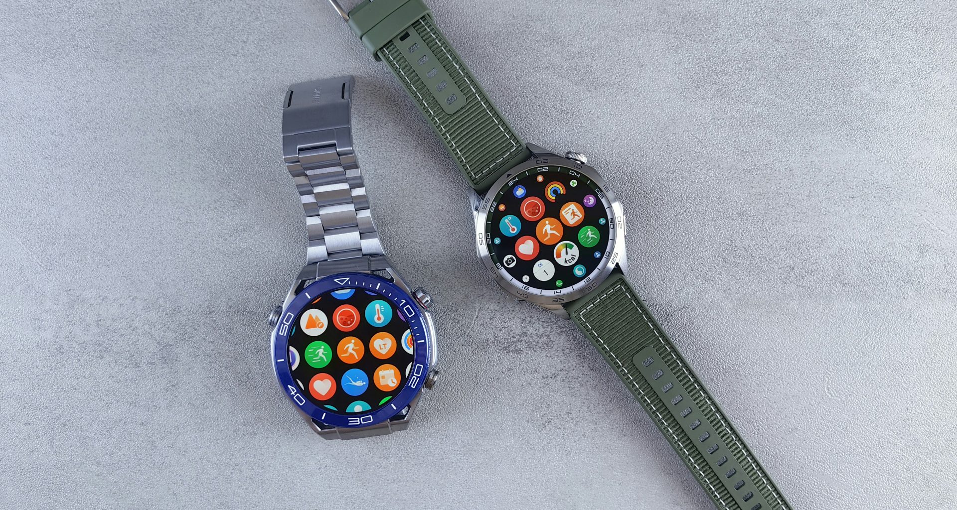 ein-paar-uhren-auf-einem-tisch-6yxNWRapAkM