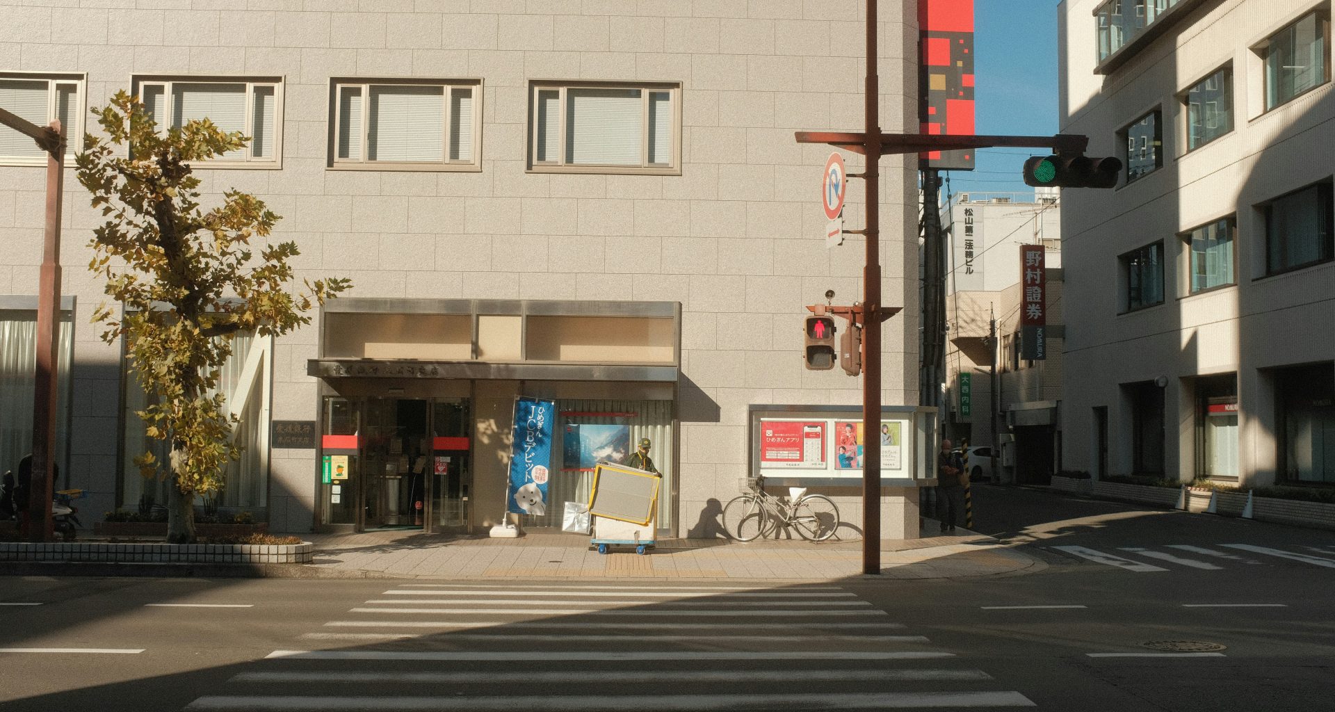 ein-zebrastreifen-vor-einem-gebaude-an-einem-sonnigen-tag-vcckIvIz4YE