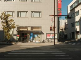 ein-zebrastreifen-vor-einem-gebaude-an-einem-sonnigen-tag-vcckIvIz4YE