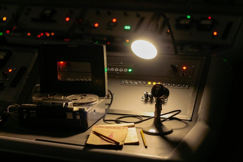 ein-schreibtisch-mit-einer-lampe-und-einer-kamera-darauf-sMaPTEuon9c