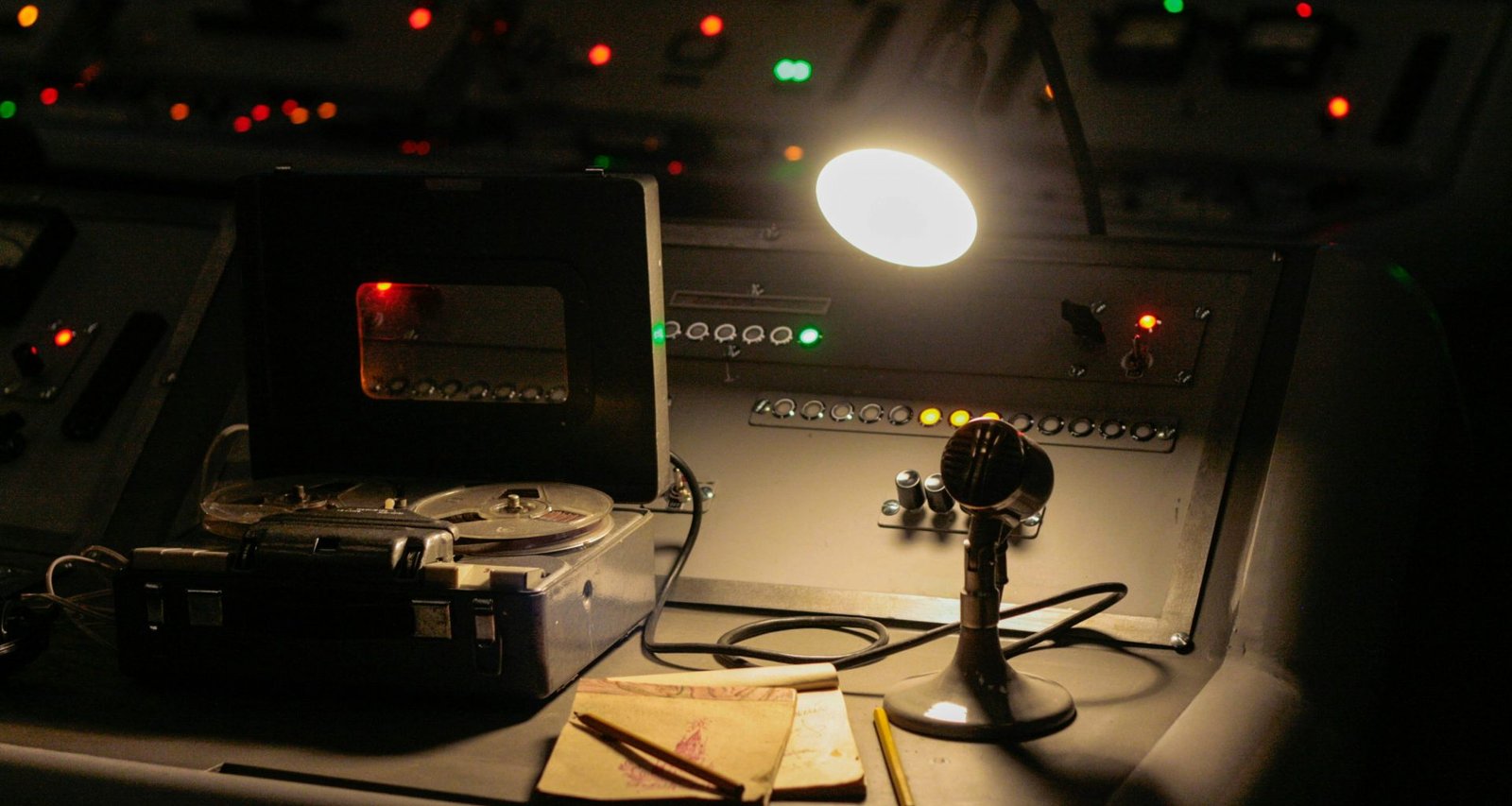 ein-schreibtisch-mit-einer-lampe-und-einer-kamera-darauf-sMaPTEuon9c