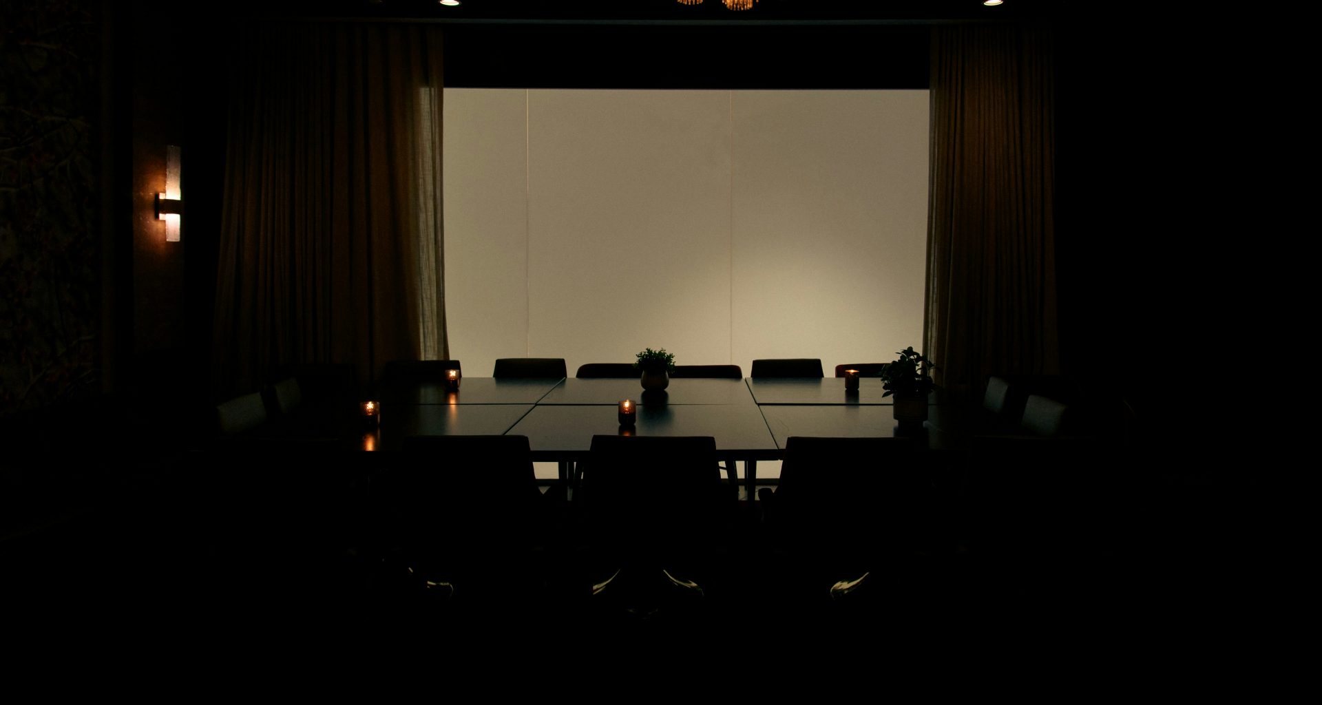 ein-schwach-beleuchteter-konferenzraum-mit-kronleuchter-aA1jQ8xkxFM