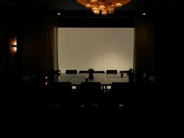 ein-schwach-beleuchteter-konferenzraum-mit-kronleuchter-aA1jQ8xkxFM