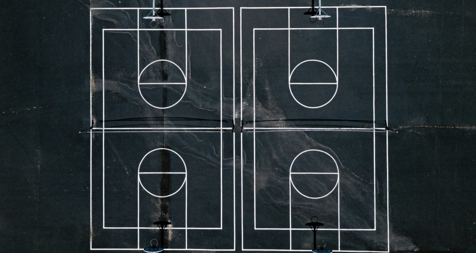 eine-zeichnung-eines-basketballfeldes-auf-einer-tafel-hqwsbARJ9ec