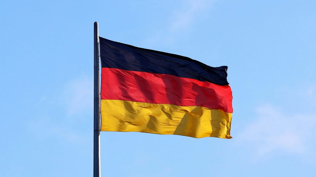 eine-flagge-auf-einem-mast-d_PAL46AdWY