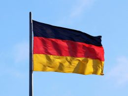 eine-flagge-auf-einem-mast-d_PAL46AdWY