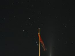 eine-flagge-an-einer-stange-am-nachthimmel-js7_wK0mPJY