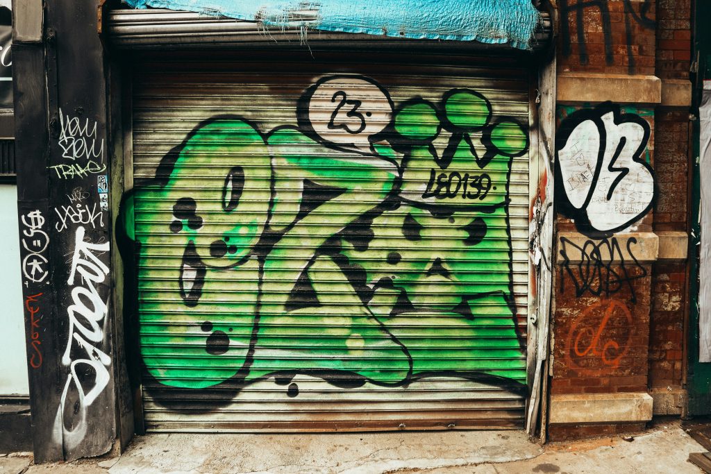 ein-garagentor-mit-graffiti-darauf-8lEAt4-2-_E