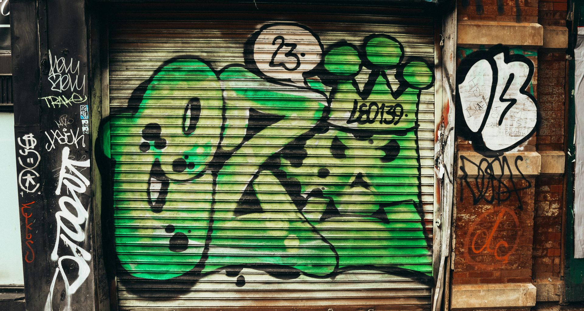 ein-garagentor-mit-graffiti-darauf-8lEAt4-2-_E