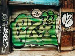 ein-garagentor-mit-graffiti-darauf-8lEAt4-2-_E