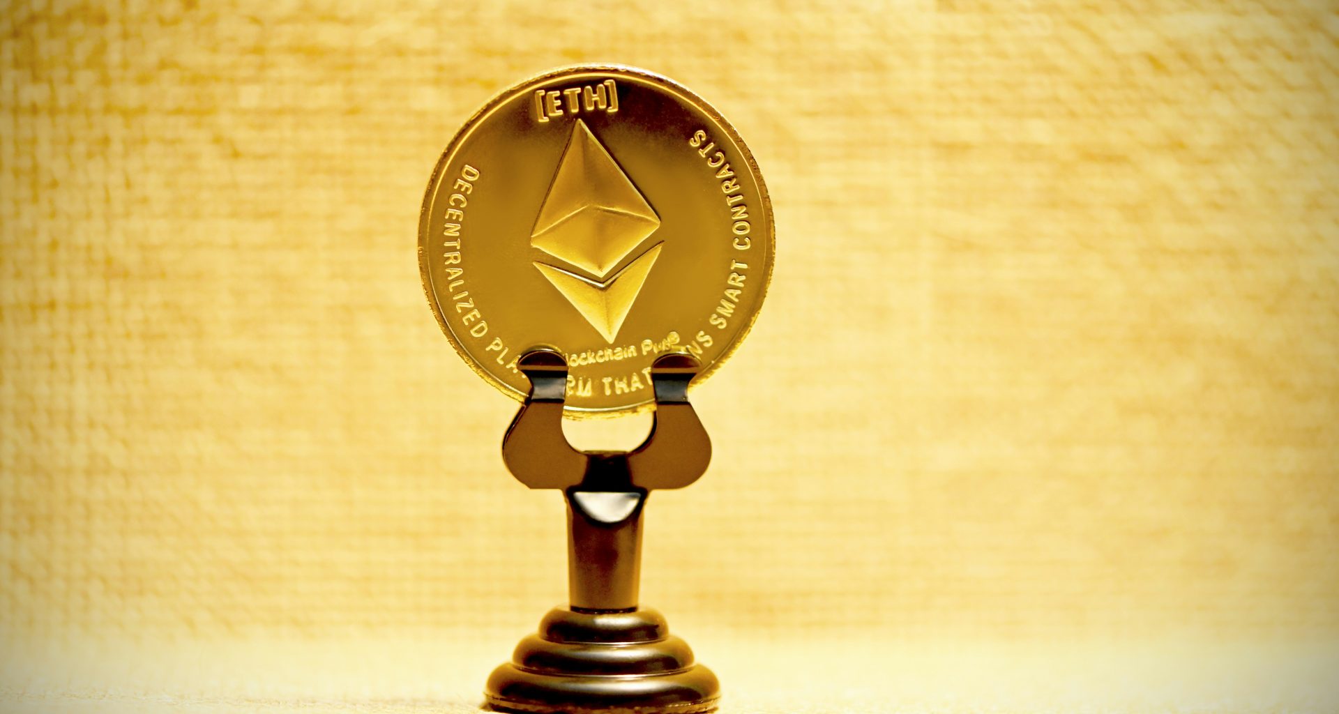 eine-goldene-athermunze-auf-einem-holzstander-c-g12AiXKj0