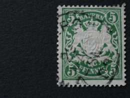 ein-grun-weisser-stempel-mit-einem-lowen-darauf-y2J75VtwEno