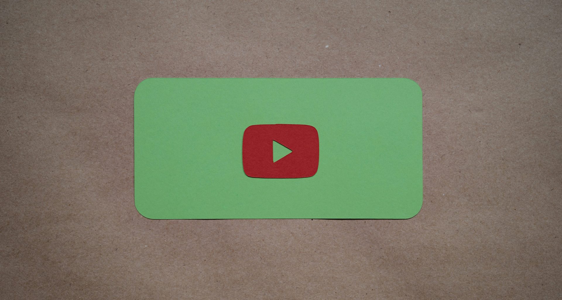 ein-grunes-rechteck-mit-einem-roten-play-button-darauf-Tnt9XRrebtk