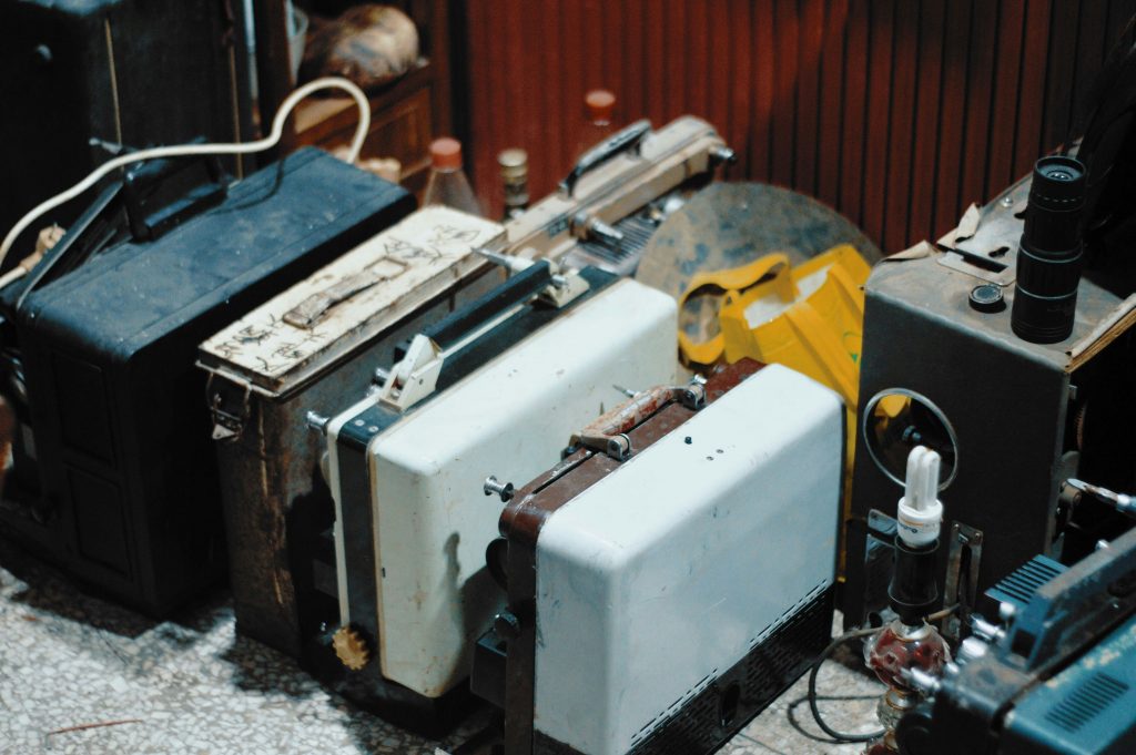 eine-gruppe-alter-koffer-sitzt-nebeneinander-vQwPLVtKIG0