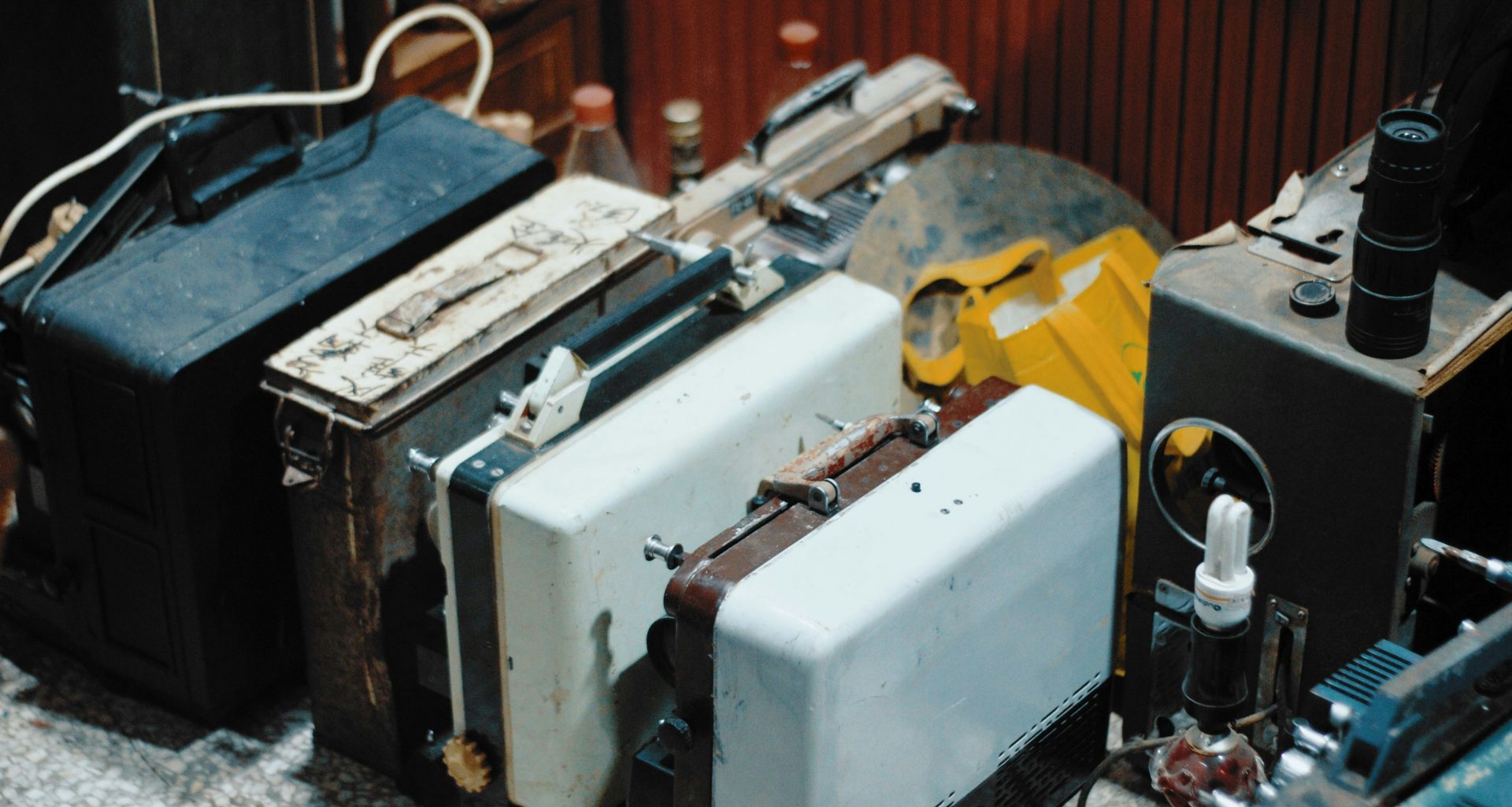 eine-gruppe-alter-koffer-sitzt-nebeneinander-vQwPLVtKIG0