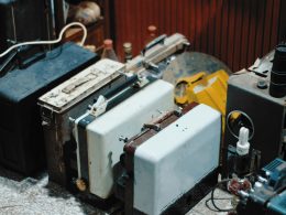 eine-gruppe-alter-koffer-sitzt-nebeneinander-vQwPLVtKIG0