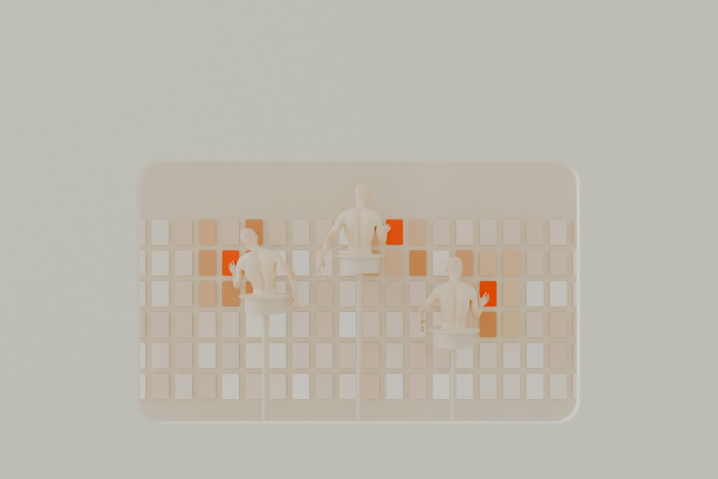 eine-gruppe-von-menschen-die-vor-einer-weissen-wand-stehen-A9TTeuTGrug