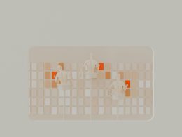 eine-gruppe-von-menschen-die-vor-einer-weissen-wand-stehen-A9TTeuTGrug