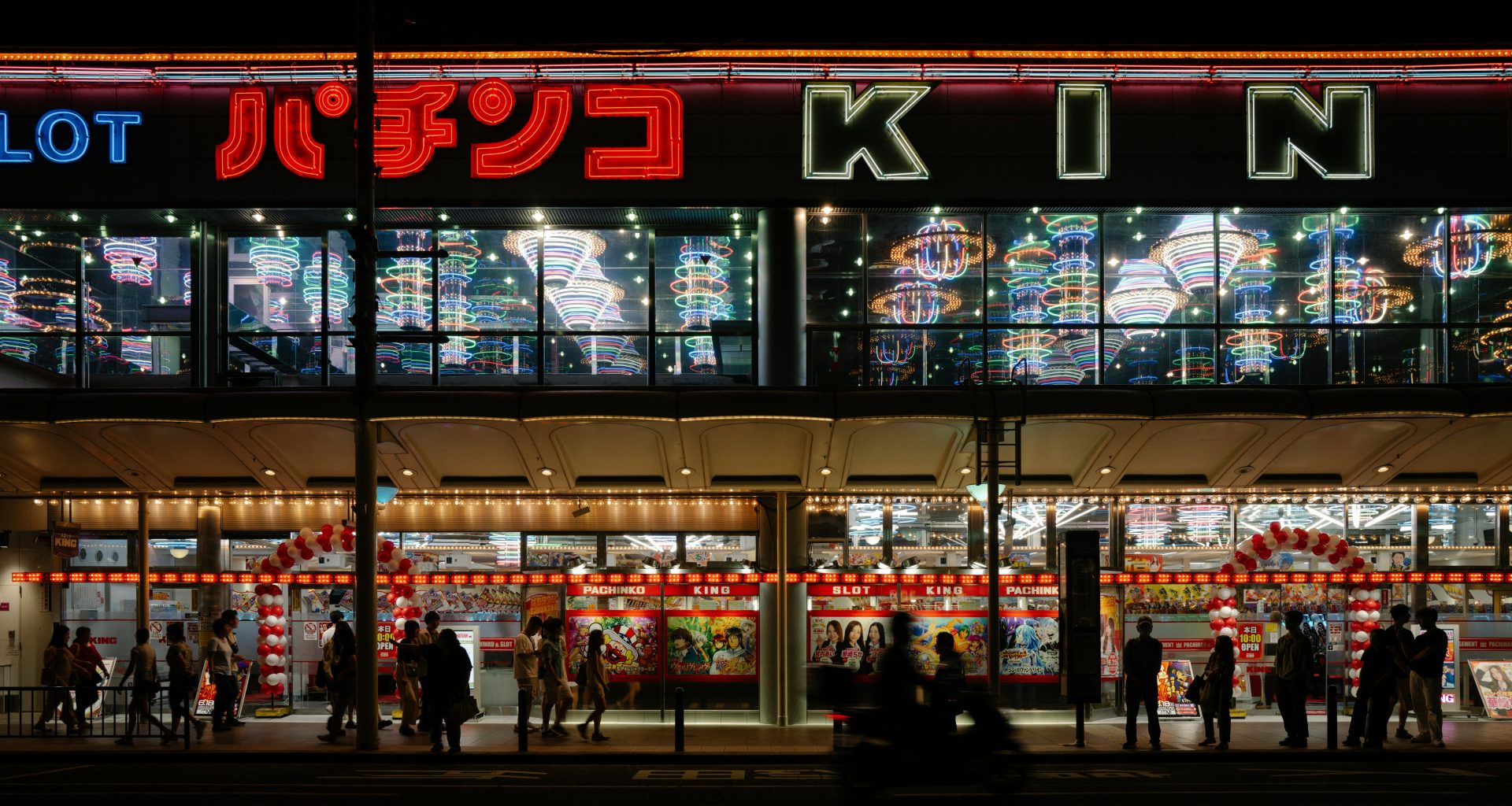 eine-gruppe-von-menschen-die-nachts-vor-einem-geschaft-stehen-iB2hbc0soDM