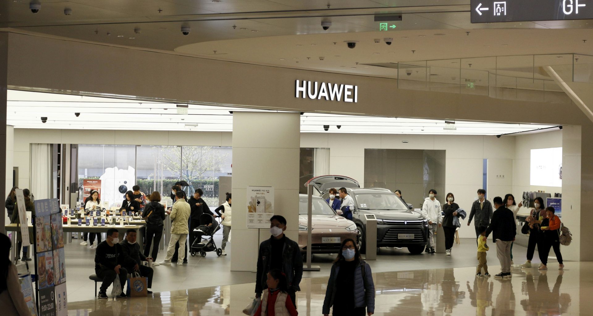 eine-gruppe-von-menschen-die-um-ein-gebaude-herumlaufen-OwXWCIJM4as