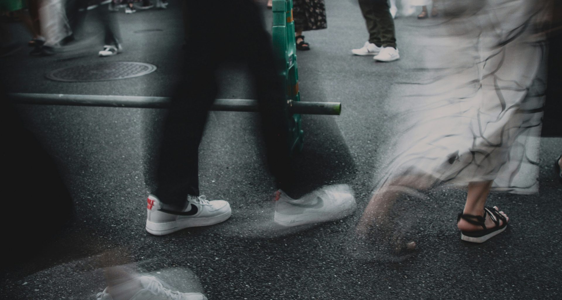 eine-gruppe-von-menschen-die-eine-strasse-entlang-gehen--YIQFj4jt0w