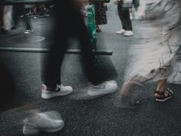 eine-gruppe-von-menschen-die-eine-strasse-entlang-gehen--YIQFj4jt0w