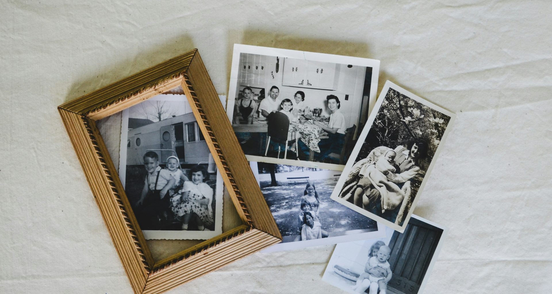 eine-gruppe-von-fotos-die-auf-einem-weissen-blatt-sitzen-hah1pStI7L0