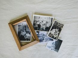 eine-gruppe-von-fotos-die-auf-einem-weissen-blatt-sitzen-hah1pStI7L0