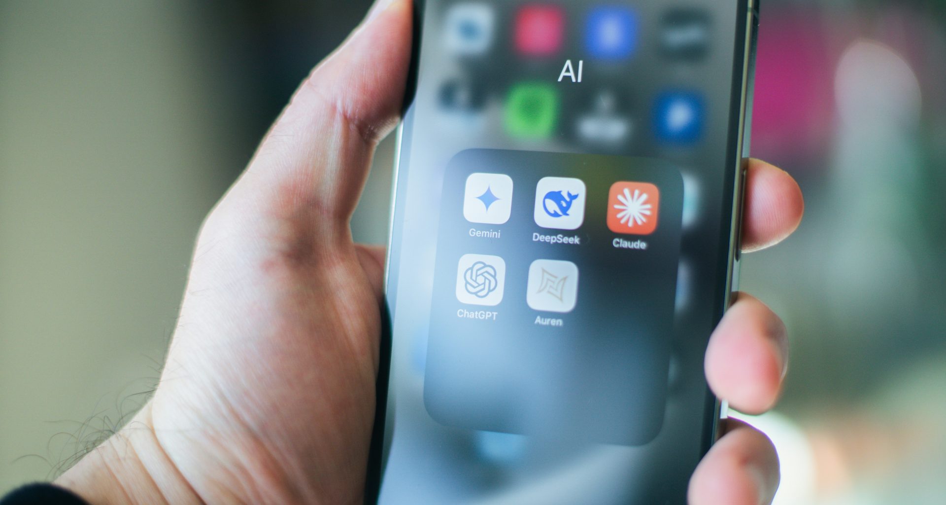 eine-hand-halt-ein-smartphone-mit-verschiedenen-apps-P5sGqNT_Aj8