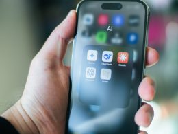 eine-hand-halt-ein-smartphone-mit-verschiedenen-apps-P5sGqNT_Aj8