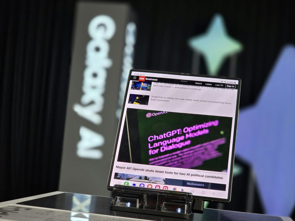 ein-laptop-der-auf-einem-glastisch-sitzt-7lRa3lbi818