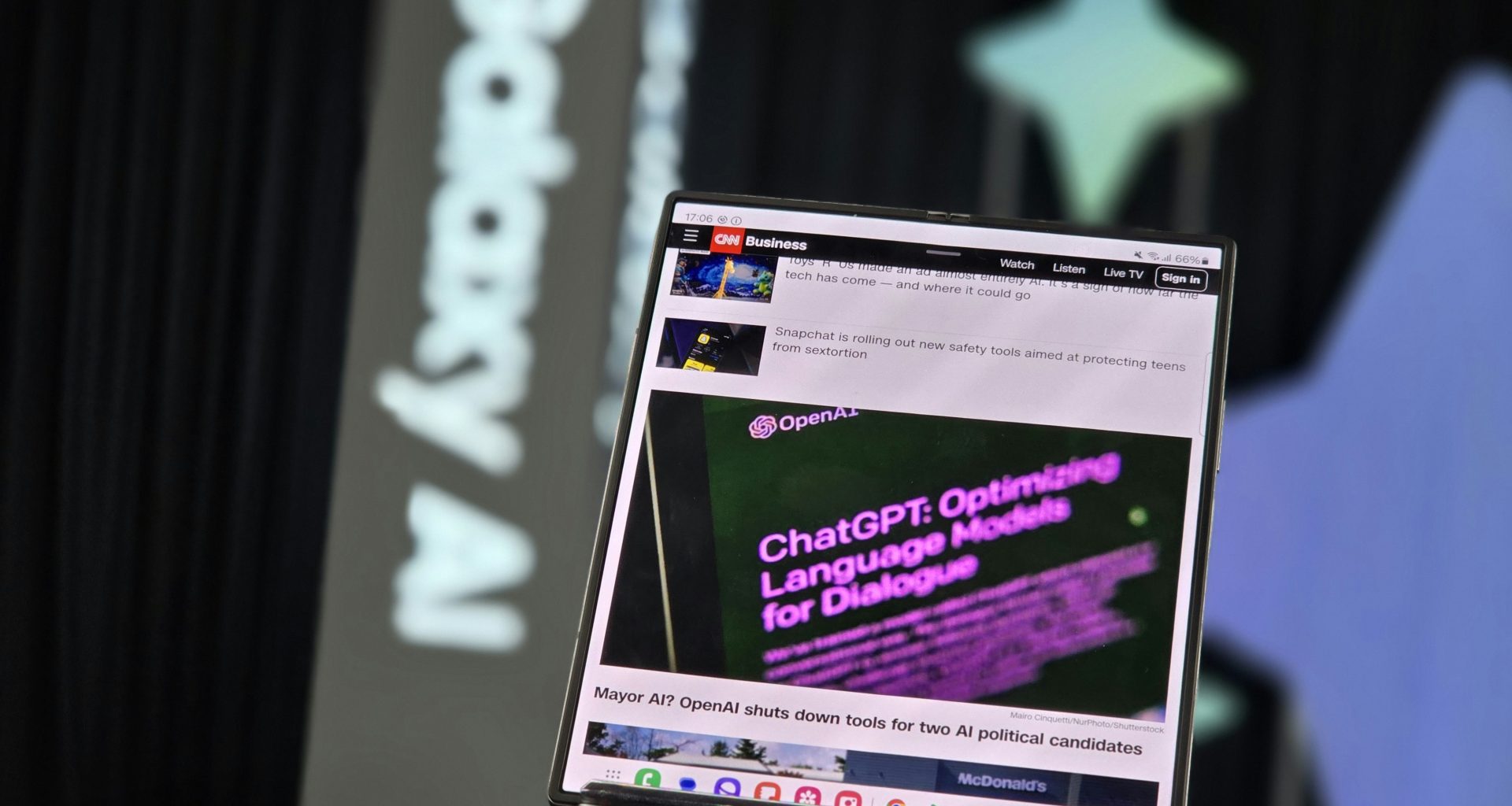 ein-laptop-der-auf-einem-glastisch-sitzt-7lRa3lbi818