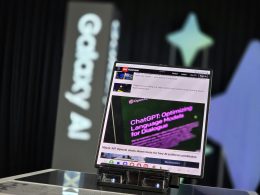 ein-laptop-der-auf-einem-glastisch-sitzt-7lRa3lbi818