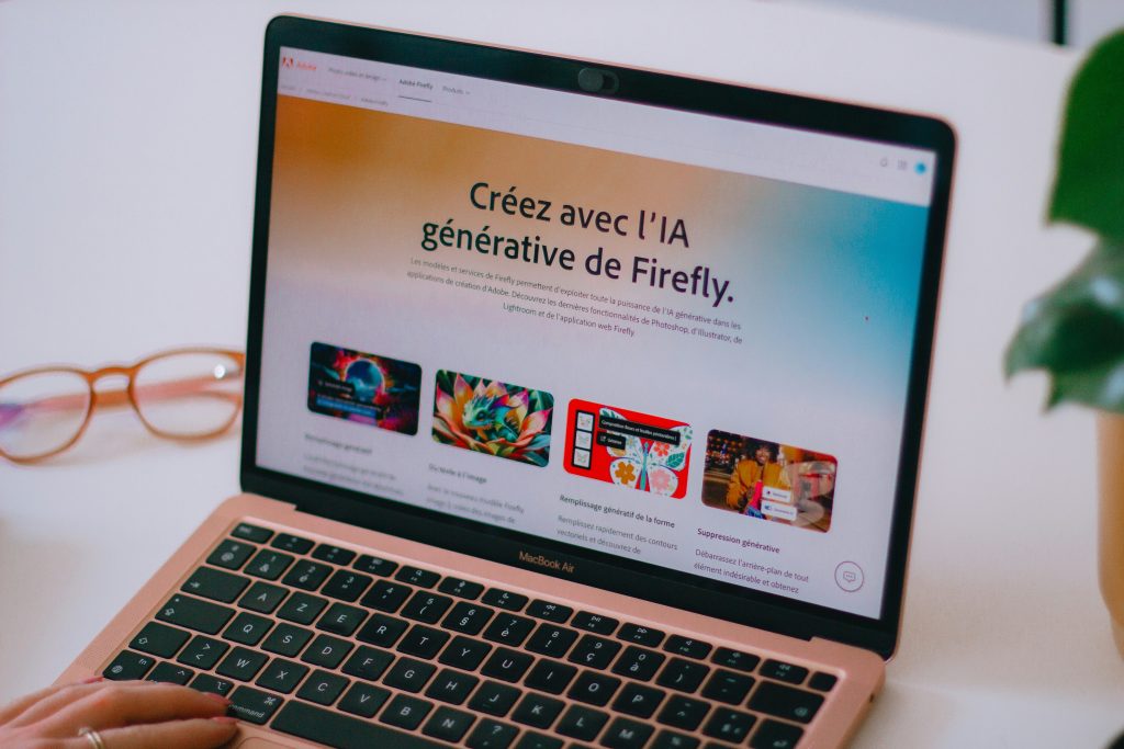 ein-laptop-der-auf-einem-weissen-schreibtisch-sitzt-o0h_DkVP6Ek