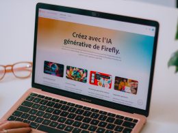 ein-laptop-der-auf-einem-weissen-schreibtisch-sitzt-o0h_DkVP6Ek