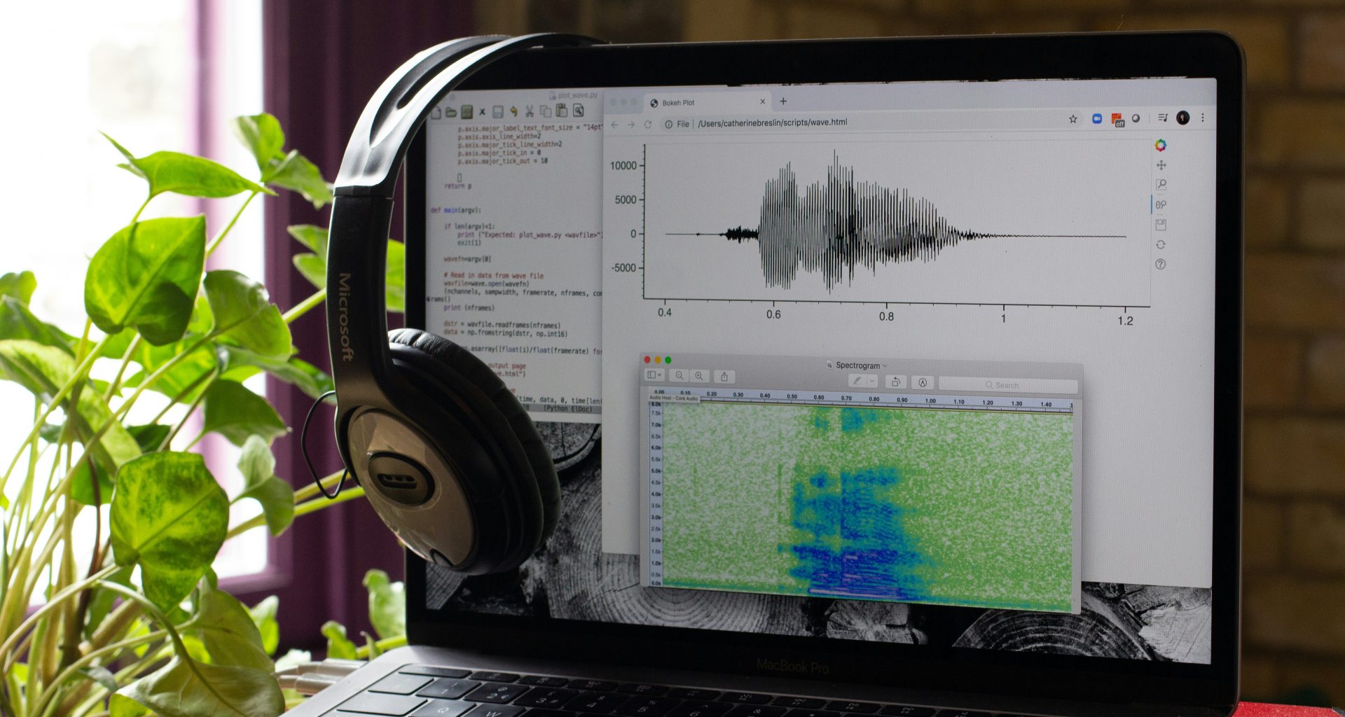 ein-laptop-mit-kopfhorern-oben-drauf-2dA2zWv0A8o