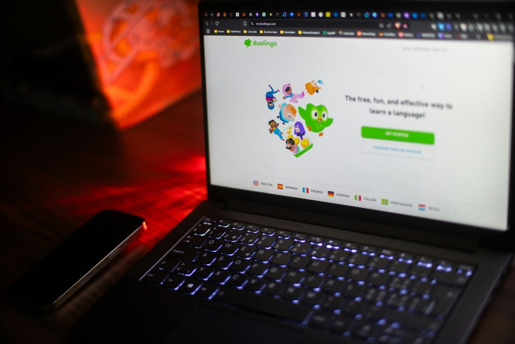 auf-einem-laptop-wird-die-duolingo-startseite-angezeigt-Og9QC4UoRYM