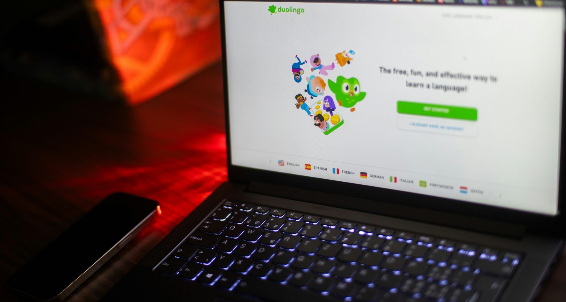 auf-einem-laptop-wird-die-duolingo-startseite-angezeigt-Og9QC4UoRYM