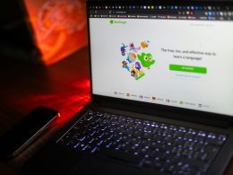 auf-einem-laptop-wird-die-duolingo-startseite-angezeigt-Og9QC4UoRYM