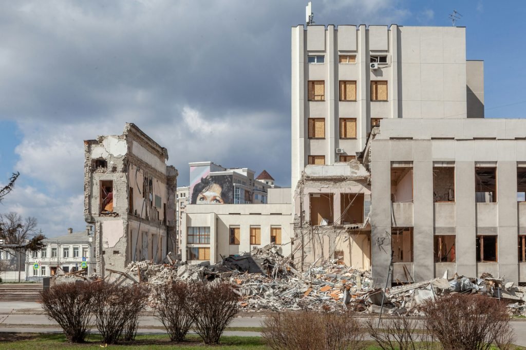 ein-grosses-gebaude-mit-einem-haufen-schutt-davor-35APGQDUmBY