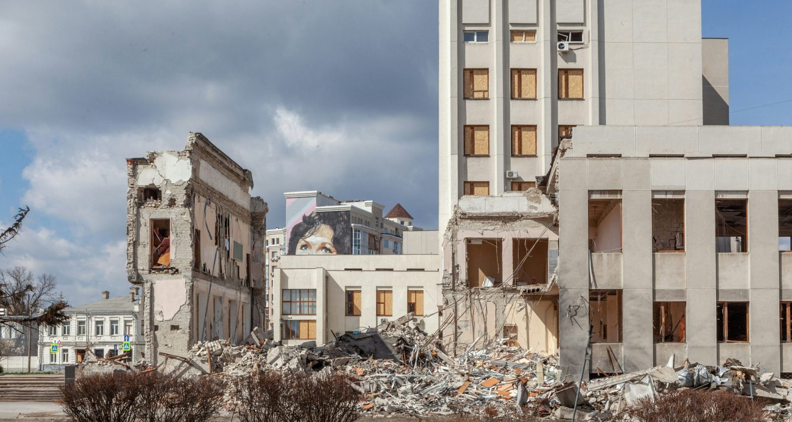 ein-grosses-gebaude-mit-einem-haufen-schutt-davor-35APGQDUmBY