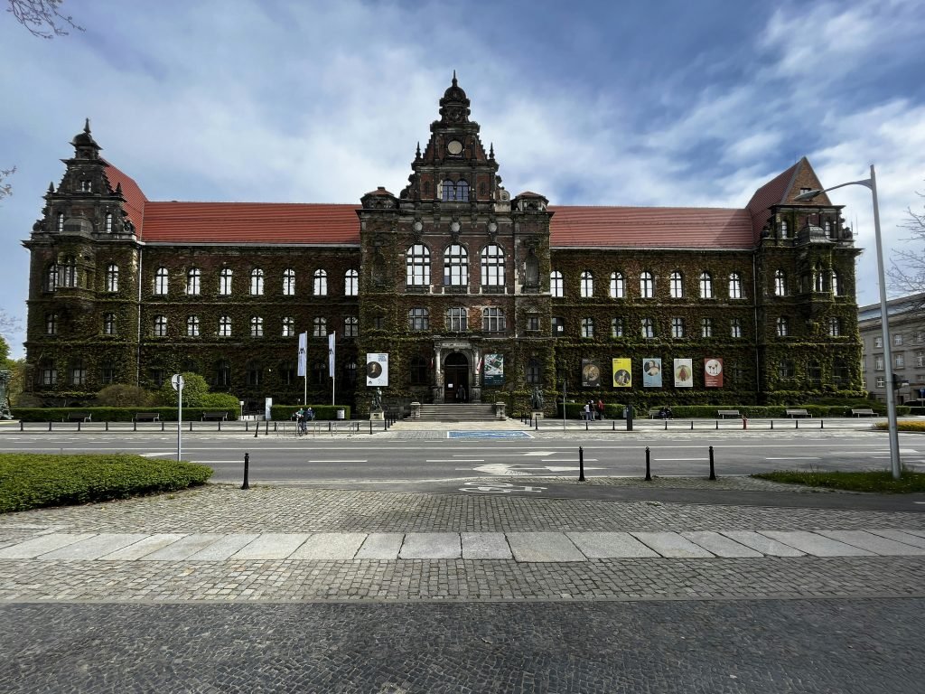 ein-grosses-gebaude-mit-einem-glockenturm-auf-der-spitze-VKOQS-7Gkco