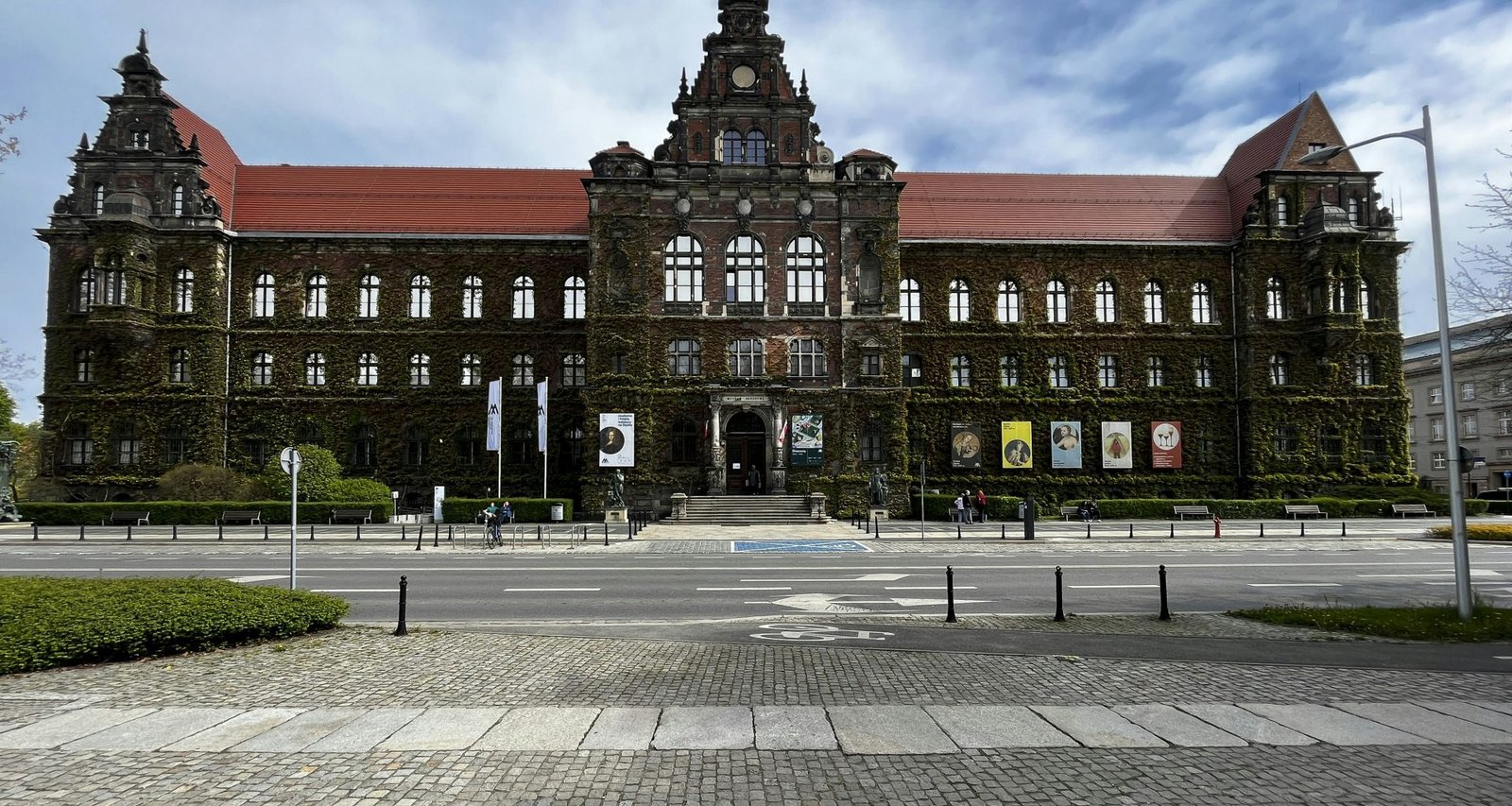 ein-grosses-gebaude-mit-einem-glockenturm-auf-der-spitze-VKOQS-7Gkco