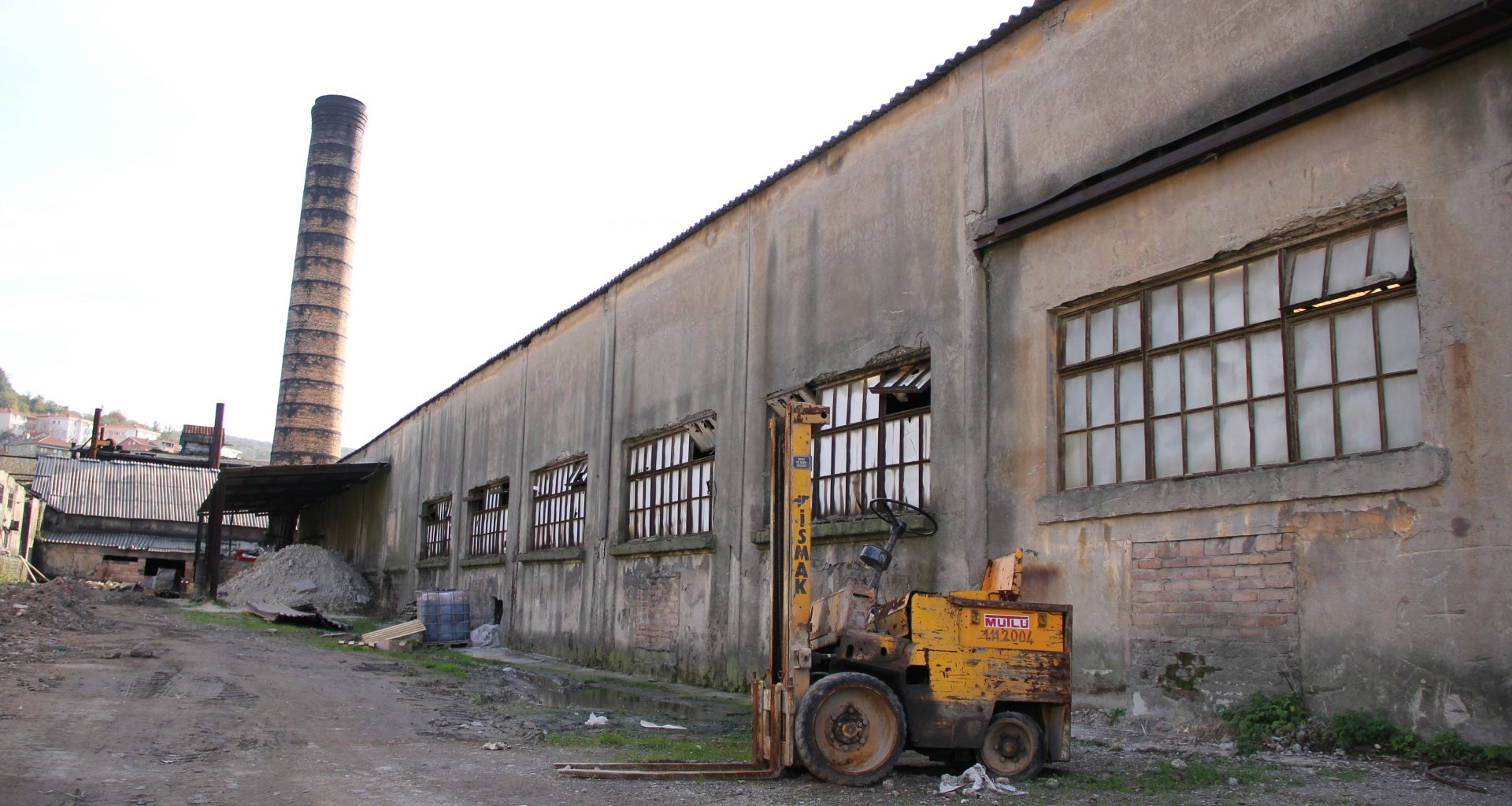 ein-grosses-gebaude-mit-einem-grossen-lkw-davor-whC4gbDOxXw